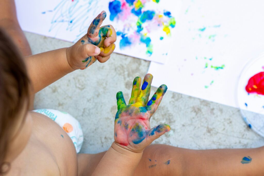 Mains peinture enfant